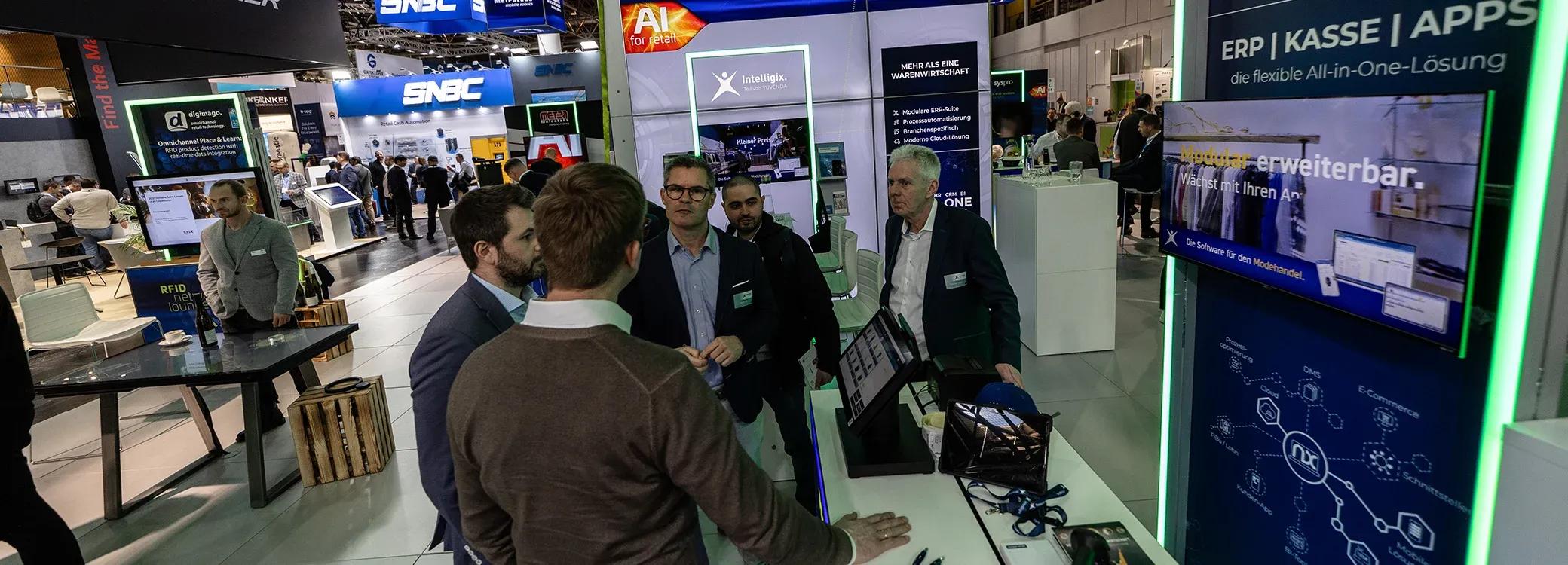 Intelligix-Team auf dem Messestand der EuroCIS 2024