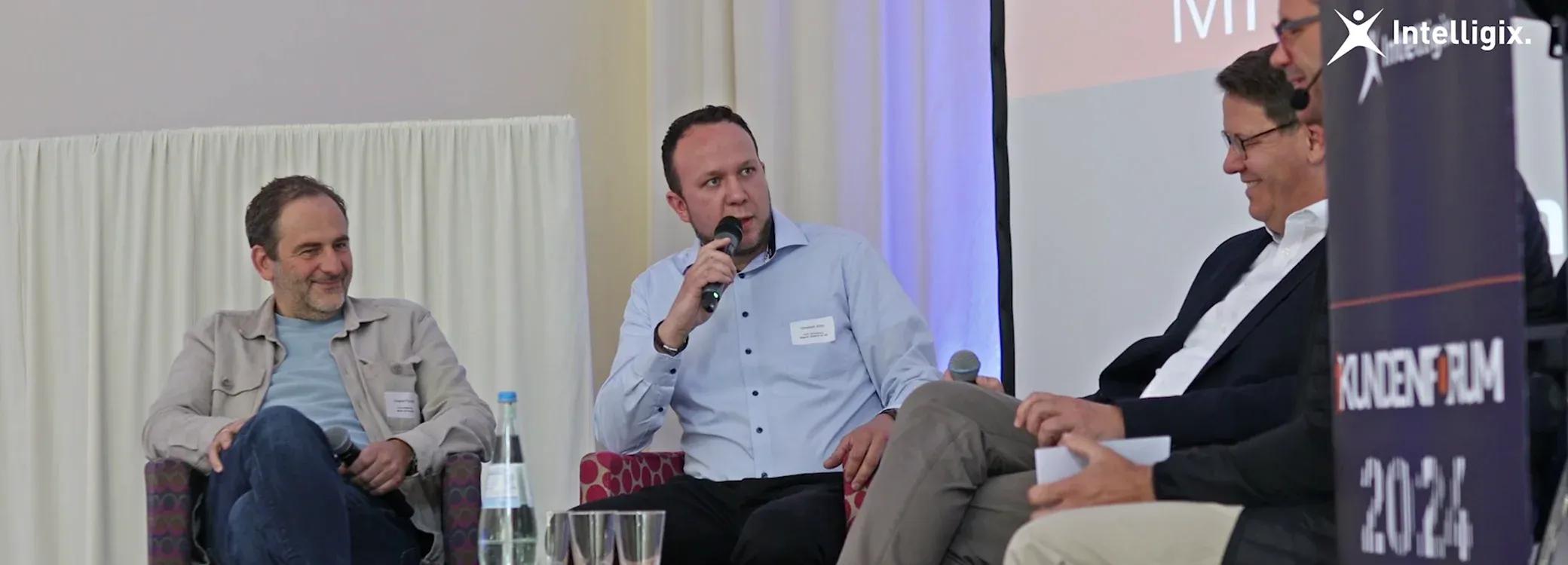 Intelligix-Kunden auf der Bühne des Intelligix Kundenforum 2024 im Gespräch über den Einsatz der Kunden-App im modischen Einzelhandel