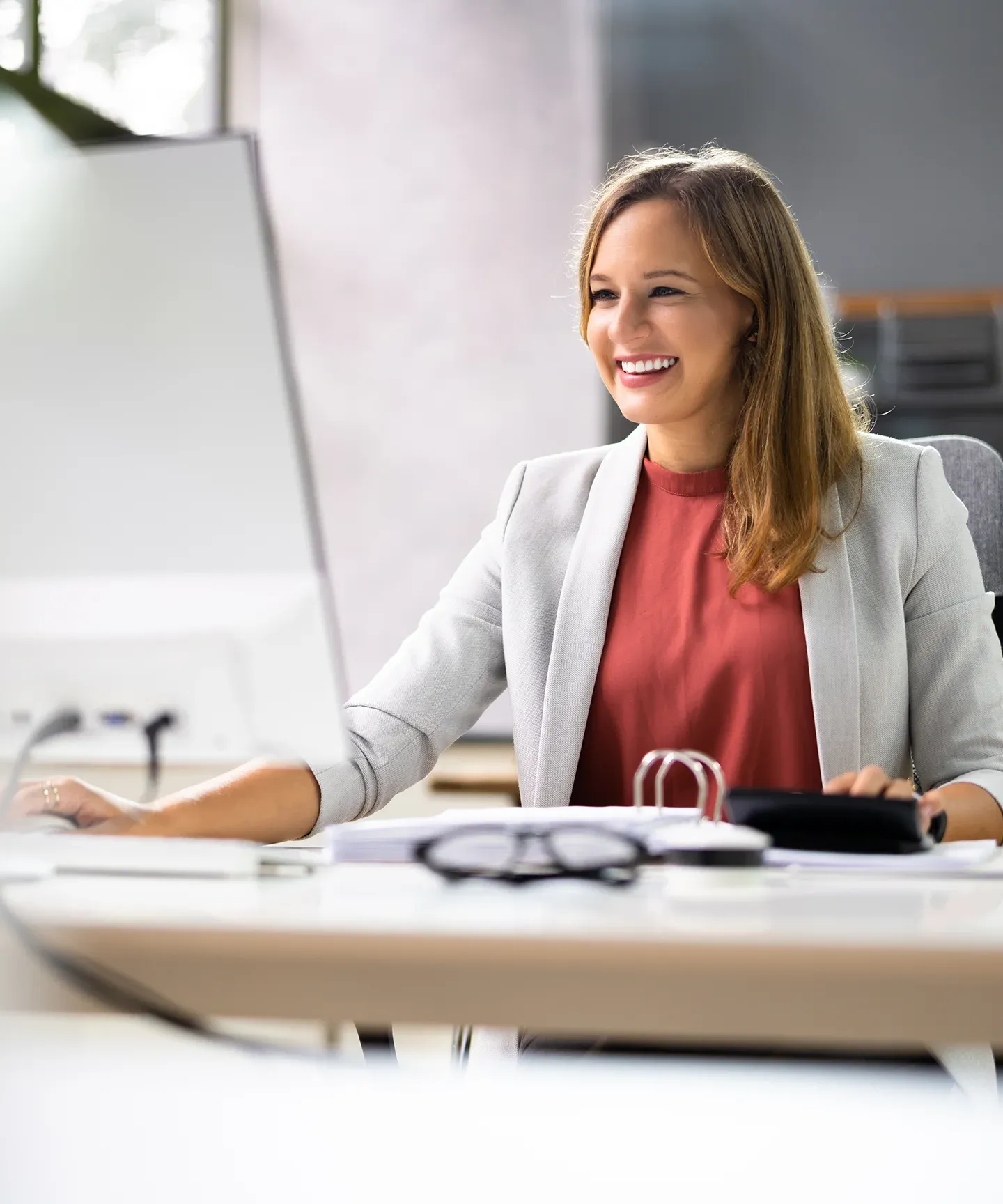 Frau am Schreibtisch in einem Online-Termin mit Intelligix.