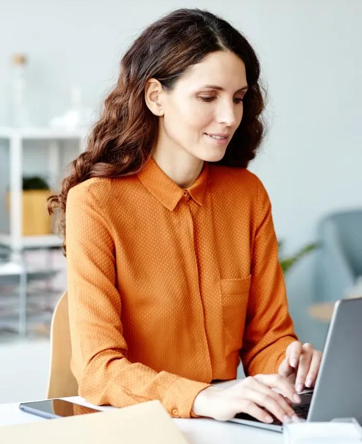 Frau arbeitet am Laptop